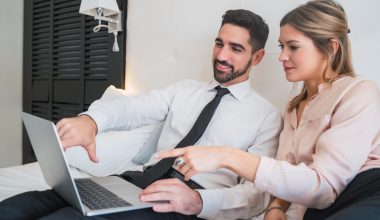 După ce criterii compari ofertele unui retailer cu ale competitorilor?