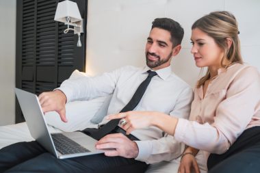 După ce criterii compari ofertele unui retailer cu ale competitorilor?