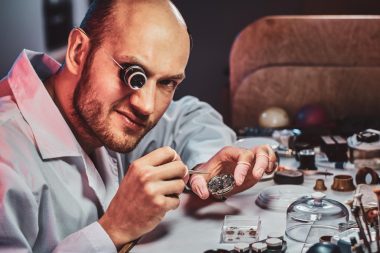 Pot amaneta un ceas mecanic care nu mai funcționează?