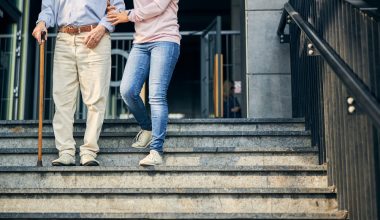 Cum sunt încurajate interacțiunile între rezidenții unui camin de batrani și personal?