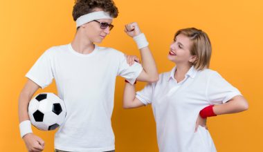 Pot personaliza tricouri pentru o competiție sportivă?