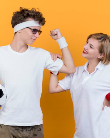 Pot personaliza tricouri pentru o competiție sportivă?