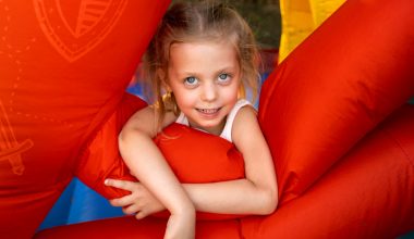 Ce conține un kit de reparații de bază pentru topogane gonflabile?